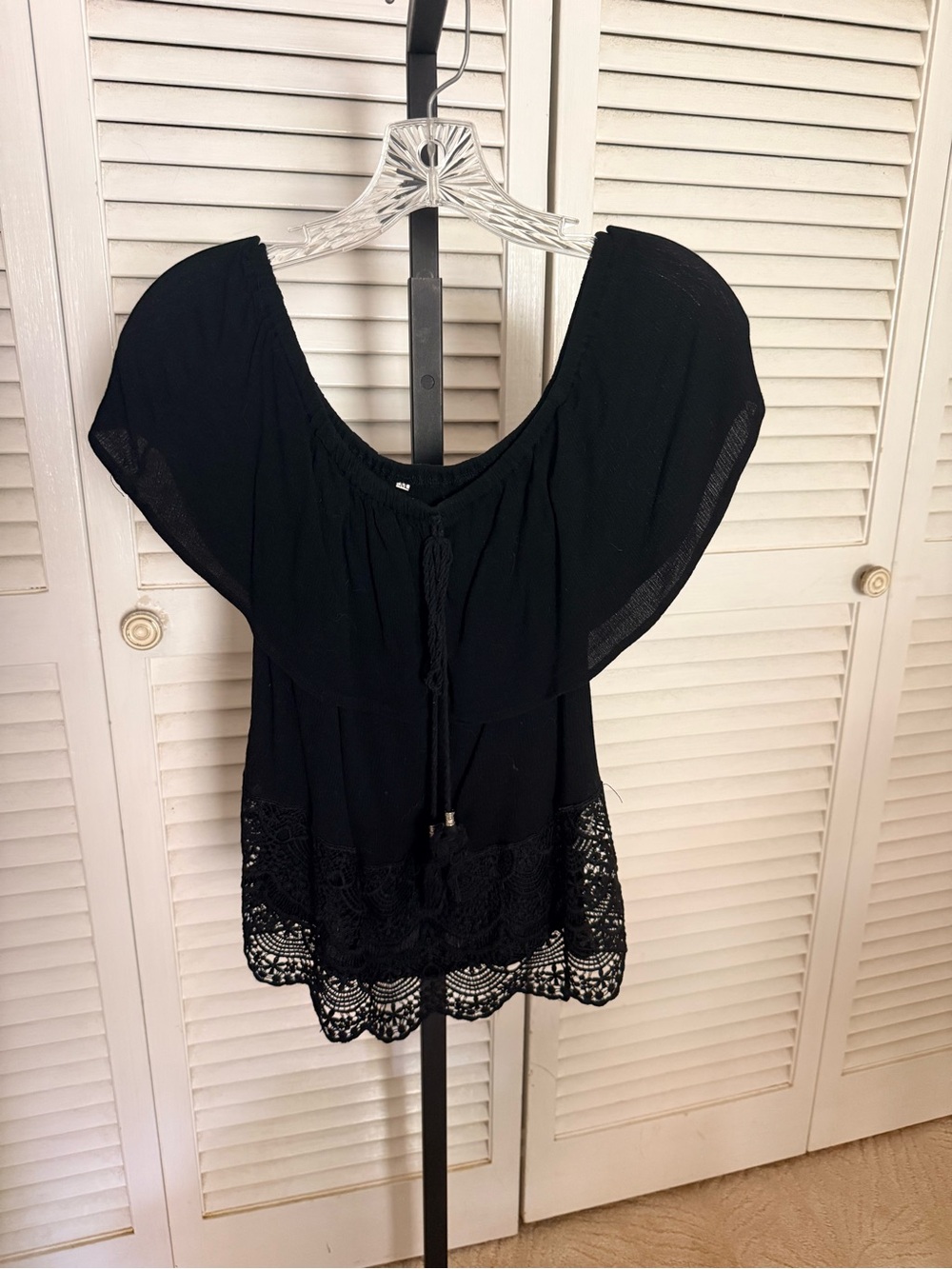 Black Lace-Hem Off-Shoulder Women's Top